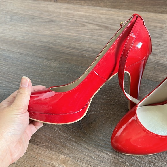 Poolside red high heel. - Picture 2 of 6